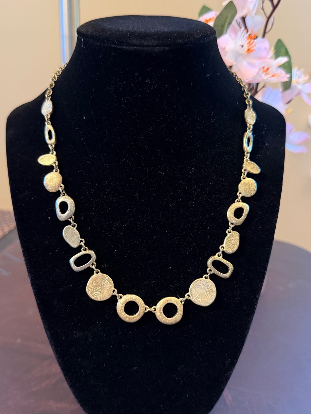 🐼 Lia Sophia Gold Tone Textured Circle Link Necklace #0191